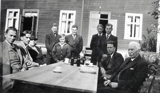 Johan Oscar Smith (rechts) met enkele broeders tijdens een conferentie in Hokksund in 1942. Zijn vrouw Pauline (derde van links). Tweede van rechts is Aksel Johan Smith, zoon van Johan Oscar Smith, helemaal links zit Sigurd Bratlie.
